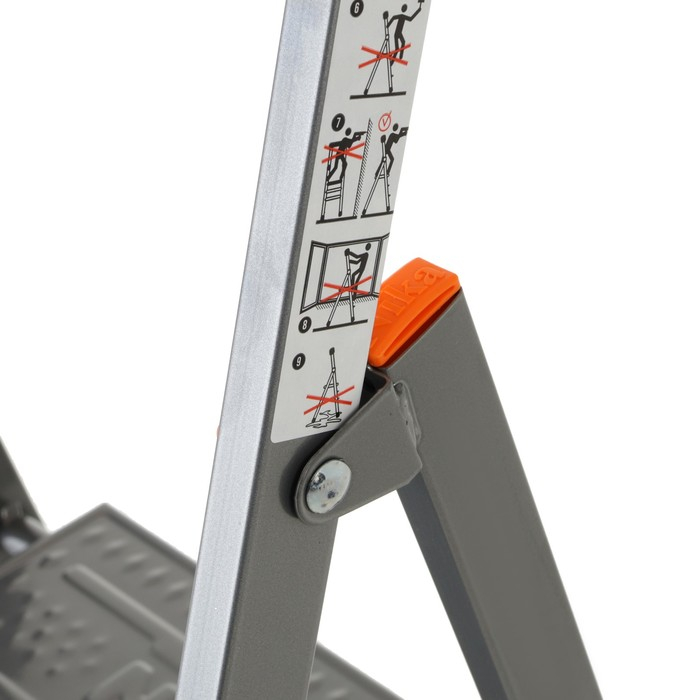 Стремянка Nika СМ4, широкие ступени, высота до рабочей площадки 845 мм, 4 ступени Стремянка Nika СМ4, широкие ступени, высота до рабочей площадки 845 мм, 4 ступени