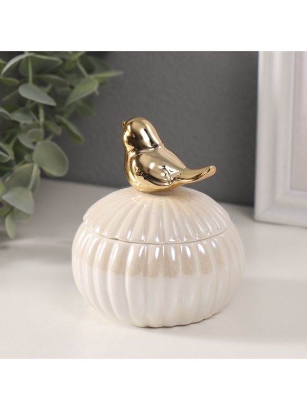 Шкатулка керамика "Пташка на пуфике" белый перламутр 8,2х8,2х10 см