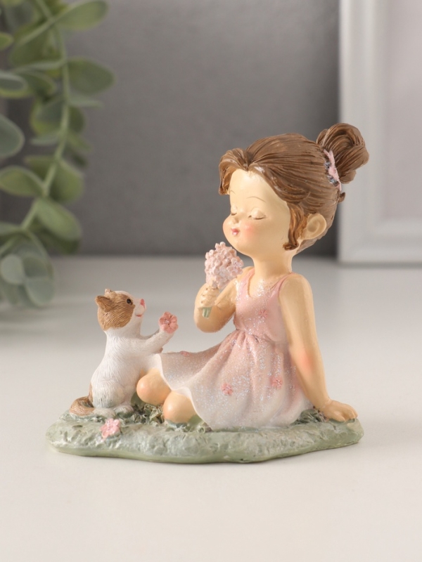 Сувенир полистоун Сувенир полистоун "Девчушка с котёнком на лужайке" розовый 9,5х6,5х8,5 см