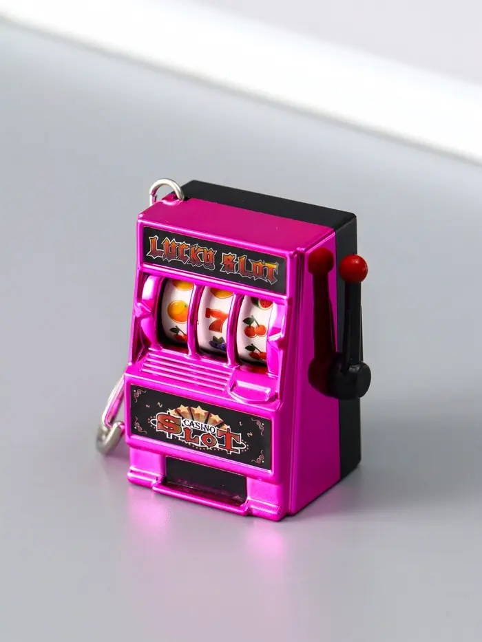 Брелок пластик "Игровой автомат - казино" фуксия 2,7х3,4х5 см