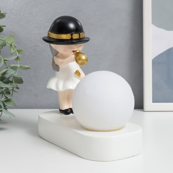 Сувенир полистоун свет  Сувенир полистоун свет "Малышка в чёрной шляпке, с золотым пузырём у шара" 16,5х8х16 см