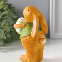 Сувенир полистоун "Зайчик в зелёной маечке с пасхальным яичком в лапках" 5,5х6,5х13 см