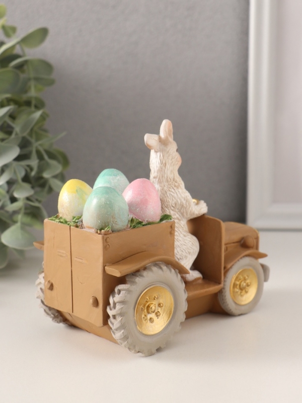 Сувенир полистоун "Заяц-тракторист с пасхальными яичками в кузове" 11,5х6,5х12 см