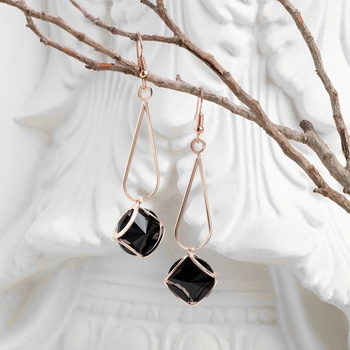 Серьги висячие со стразами «Капля с ромбом», цвет чёрный в розовом золоте, 7,2 см