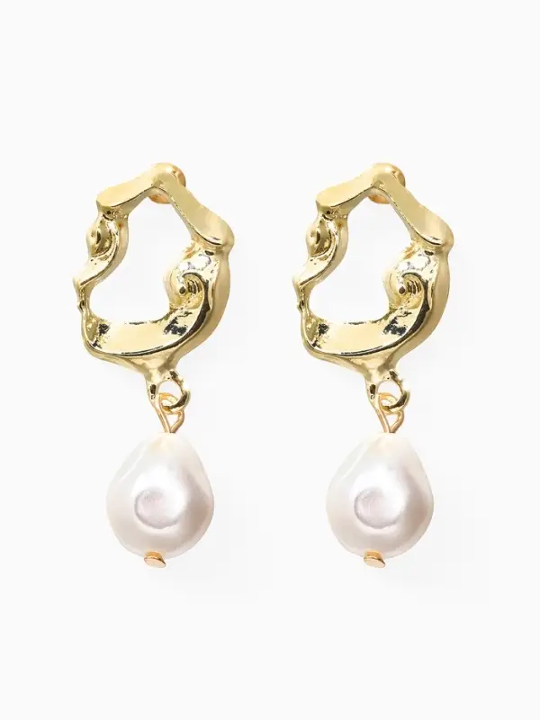 Серьги жемчуг "Капелька" мятый металл, цвет белый в золоте