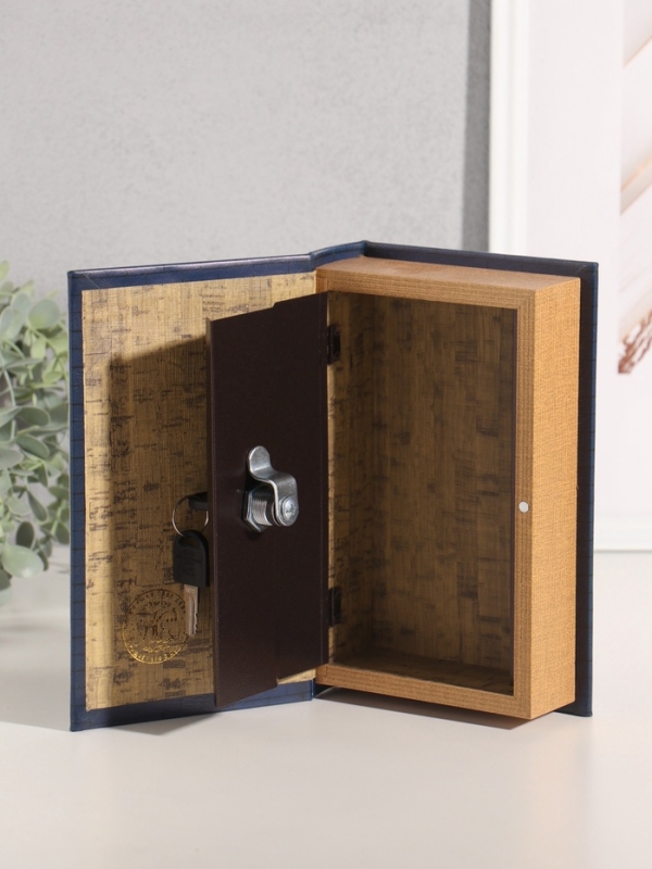 Сейф-книга дерево кожзам "Александр Дюма. Три мушкетёра" тиснение 21х13х5 см