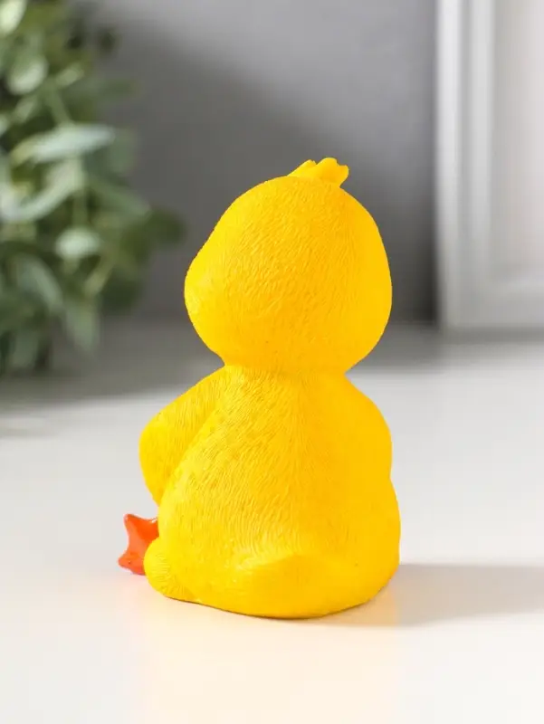 Сувенир полистоун лак "Жёлтый утёнок с красным сердцем" 6,5х6,2х9,5 см