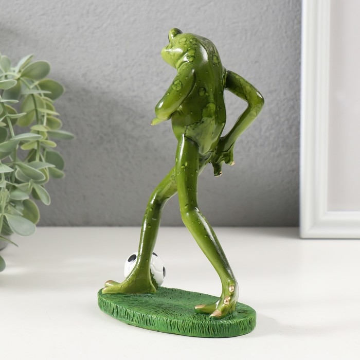 Сувенир полистоун Сувенир полистоун "Лягушонок играет в футбол" 17х6,5х10,5 см