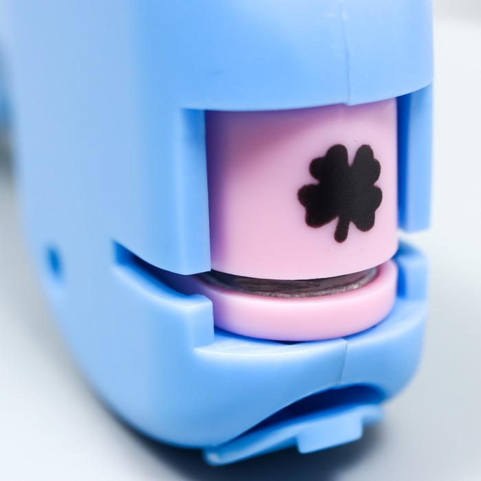 Набор фигурных дыроколов в сундуке (набор 36 шт) с держателем 20х26х4 см МИКС Набор фигурных дыроколов в сундуке (набор 36 шт) с держателем 20х26х4 см МИКС