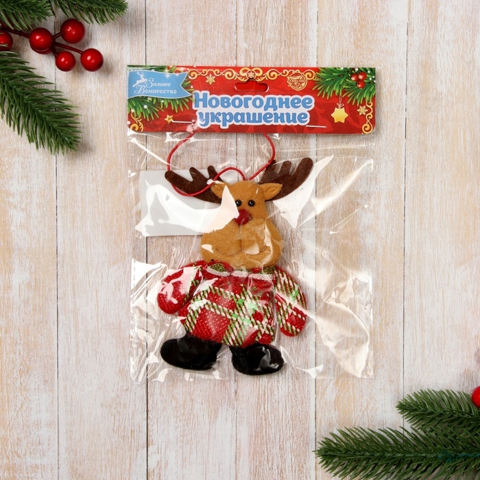 Мягкая подвеска Мягкая подвеска "Олень в клетчатом костюме" 7х9 см, красный