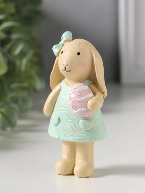 Сувенир полистоун "Зайка в платьице, с пасхальным яичком" 4,8х2,8х10 см