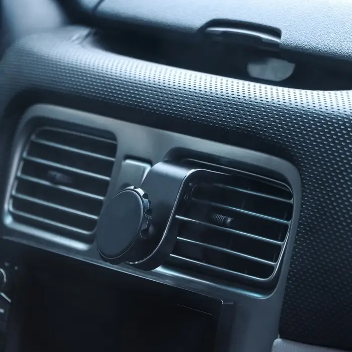 Держатель для телефона TORSO в дефлектор, магнитный, черный Держатель для телефона TORSO в дефлектор, магнитный, черный