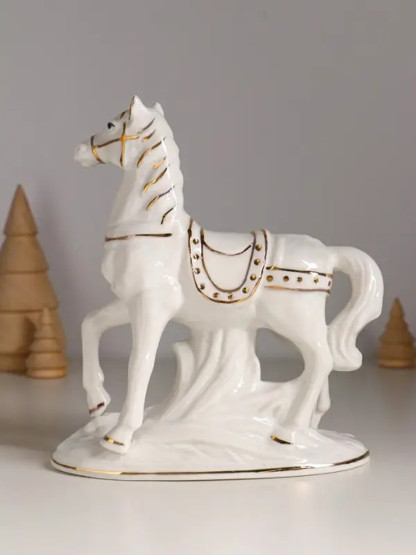 Сувенир керамика "Конь с седлом и сбруей" белый с золотом 15,5х8х17,5 см