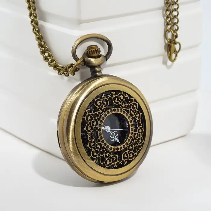 Часы карманные &laquo;Бонжур&raquo;, кварцевые, диаметр циферблата 4 см, 5.5&times;4.5 см, золотистые