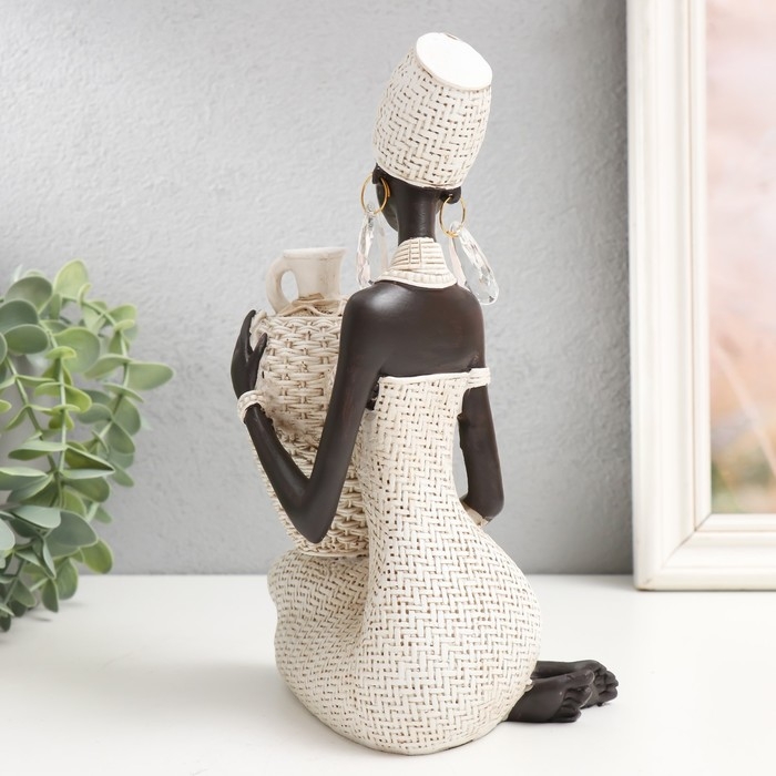 Сувенир полистоун  Сувенир полистоун "Африканка сидит с плетёным кувшином" белый 23х13,5х10,3 см