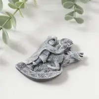 Магнит "Шаман в шкуре медведя с бубном и олень" (барельеф) 7,5см