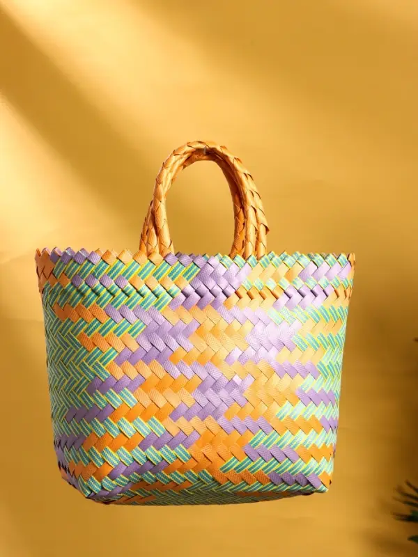 Сумка плетёная пластиковая 20х10х30 см, цв. разноцветный Сумка плетёная пластиковая 20х10х30 см, цв. разноцветный