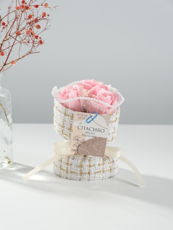 Букет из мыльных лепестков "Три розы с открыткой в коробке" розовый 10,6х10,6х17 см