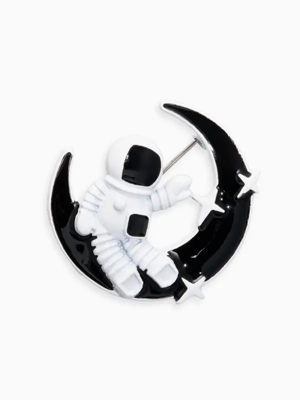 Брошь &laquo;Космонавт&raquo;, на луне, чёрно-белая