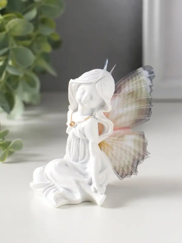 Сувенир полистоун "Девочка-бабочка с золотым кулоном" белый 5,5х8х9 см