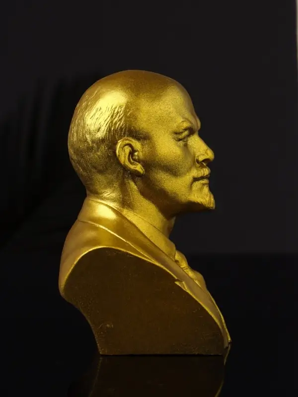 Бюст В.И. Ленин, 11х9х8 см, золото Бюст В.И. Ленин, 11х9х8 см, золото