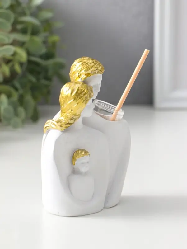 Аромадиффузор полистоун с палочками "Родители с ребёнком" белый с золотом 4,3х8х11 см