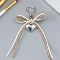 Брелок на карабине "Двойной бант с сердцем" бежево-белый 14х9х1,5 см