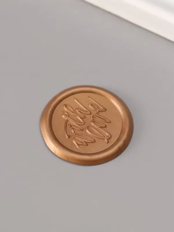 Сургучный оттиск «С любовью», декоративный элемент для приглашений, конвертов и сертификатов, бронза, d=3.2 см Сургучный оттиск «С любовью», декоративный элемент для приглашений, конвертов и сертификатов, бронза, d=3.2 см