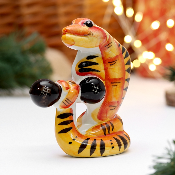 Сувенир Сувенир "Змей Атлет", 11 см, фарфор