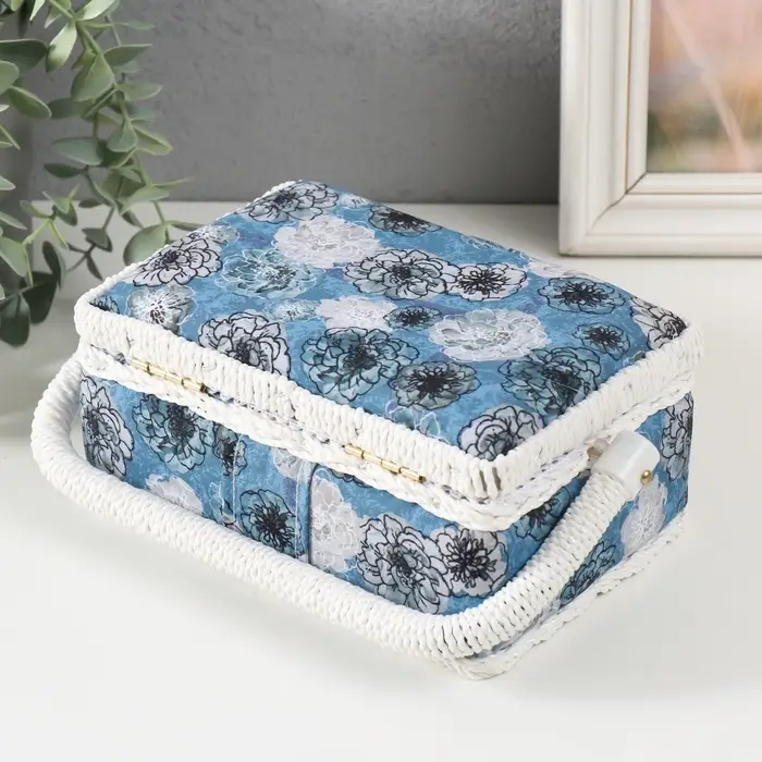 Шкатулка для рукоделия и шитья &laquo;Чёрно-белые цветы на голубом&raquo;, хранение ниток, иголок, мелочи, 18&times;12&times;9.5 см