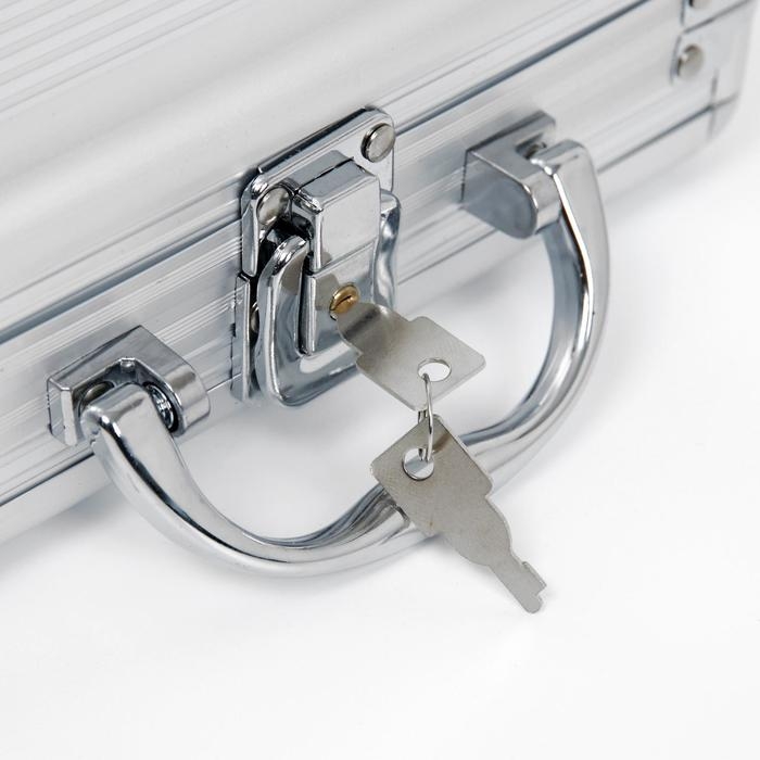 Покер в металлическом кейсе (2 колоды, фишки 100 шт с  номиналом, 5 кубиков), 20 х 20 см Покер в металлическом кейсе (2 колоды, фишки 100 шт с  номиналом, 5 кубиков), 20 х 20 см