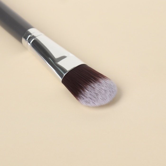 Кисть для макияжа «Brush GRAPHITE», 17 (± 1) см, цвет тёмно-серый/серебристый Кисть для макияжа «Brush GRAPHITE», 17 (± 1) см, цвет тёмно-серый/серебристый