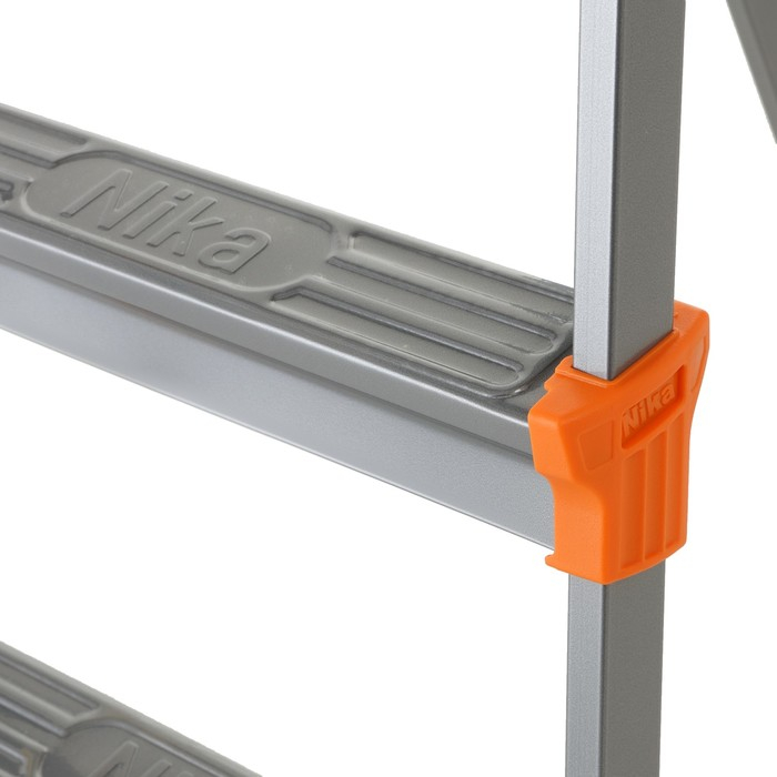 Стремянка Nika СМ4, широкие ступени, высота до рабочей площадки 845 мм, 4 ступени Стремянка Nika СМ4, широкие ступени, высота до рабочей площадки 845 мм, 4 ступени