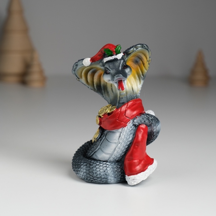 Сувенир полистоун Сувенир полистоун "Змея тёмная в красной шапке и шарфике с монетками" МИКС 6,2х4,7х9 см