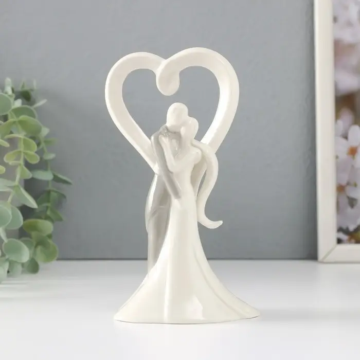 Фигурка керамика &laquo;Абстракция. Влюблённые, объятия у большого сердца&raquo;, 8.5&times;7.4&times;16 см