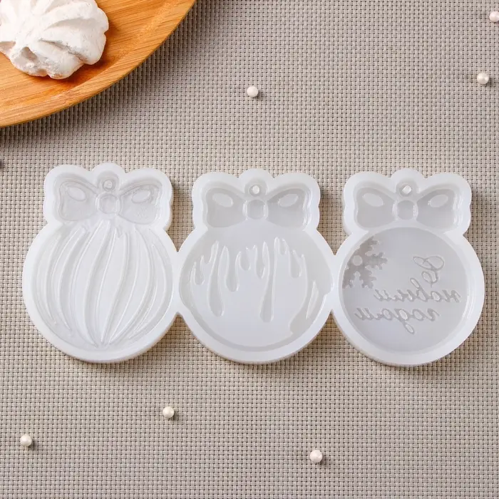 Молд для заливки новогодний &laquo;Ёлочные игрушки&raquo;, 3 ячейки, силикон, прозрачная