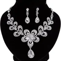 Набор 2 предмета: серьги, колье, цветок, белый в серебре, 45 см