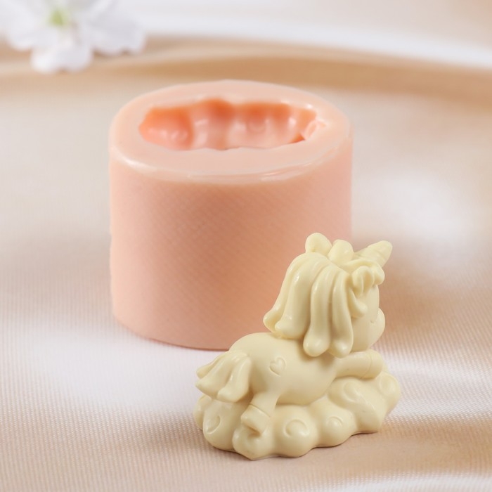 Молд силиконовый "Единорог лежит"  (издел. 5,7х3,6х4,2 см)