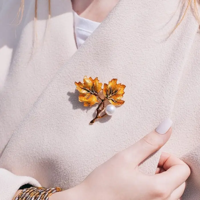 Брошь &laquo;Листья кленовые&raquo;, цветная в золоте