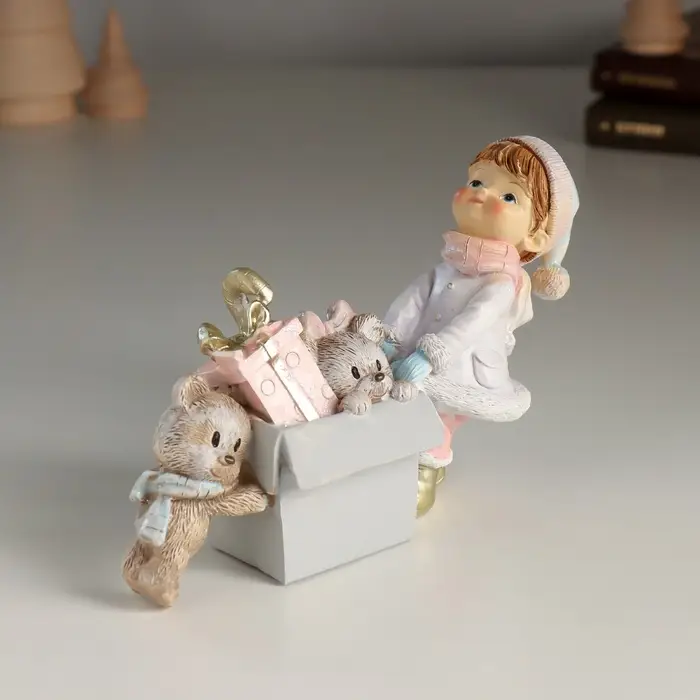 Фигурка полистоун &laquo;Малышка с коробкой новогодних игрушек&raquo;, 15.5&times;5&times;10 см