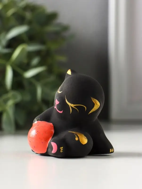 Фигура керамика &laquo;Котик с мячом&raquo;, 5.5 см, чёрный, МИКС