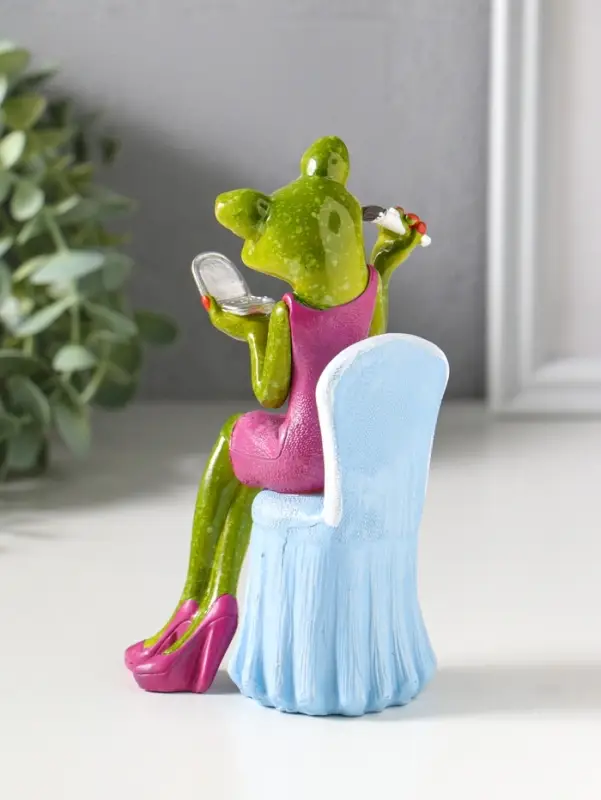 Сувенир полистоун лак "Лягуха в розовом платье наводит марафет" 8,5х8,5х14,8 см