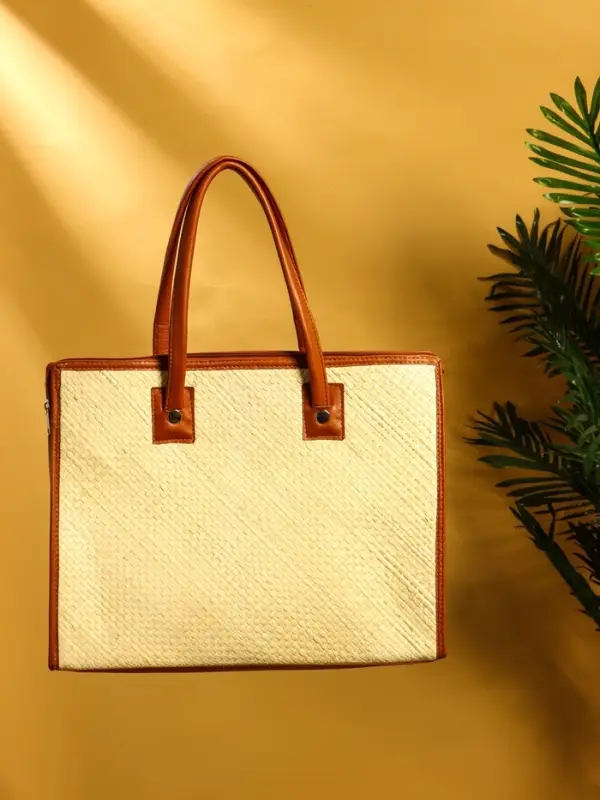 Сумка плетёная на молнии из пандана 41х16х50 см, бежево-коричневый Сумка плетёная на молнии из пандана 41х16х50 см, бежево-коричневый