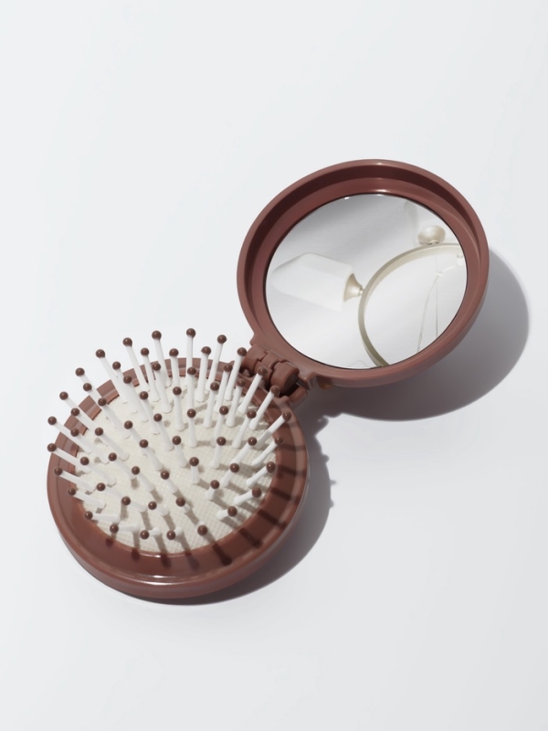 Расчёска массажная «Капибара», складная, с зеркалом, d=6.5 см, коричневая Расчёска массажная «Капибара», складная, с зеркалом, d=6.5 см, коричневая