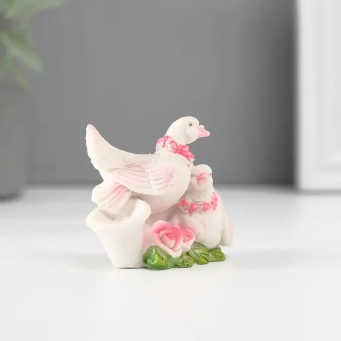 Фигурка полистоун &laquo;Голуби на книге в розовом венке&raquo;, 4&times;6 см