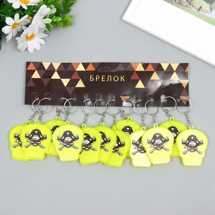 Брелок для ключей на кольце &laquo;Череп пирата&raquo;, пластик, светоотражающий катафот, 5&times;5.5 см