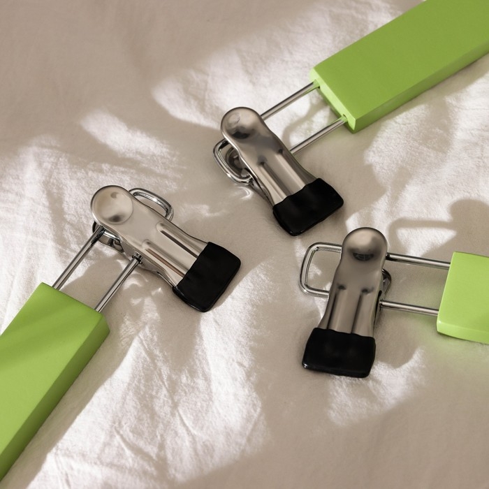 Вешалки для брюк и юбок LaDо́m Brillant, 28×12×2,3 см, 2 шт, деревянные, с зажимами, цвет фисташковый Вешалки для брюк и юбок LaDо́m Brillant, 28×12×2,3 см, 2 шт, деревянные, с зажимами, цвет фисташковый