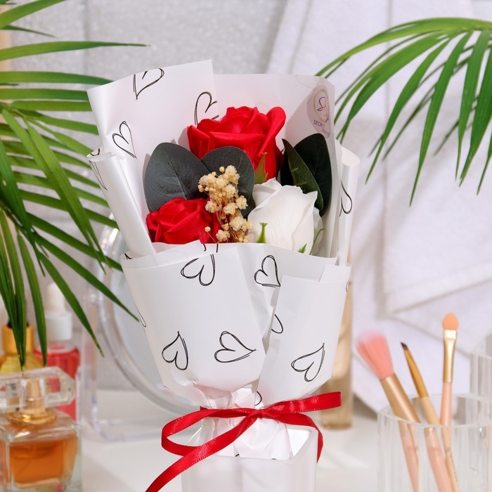 Премиальный букет из красно-белых мыльных роз, 3 шт Премиальный букет из красно-белых мыльных роз, 3 шт