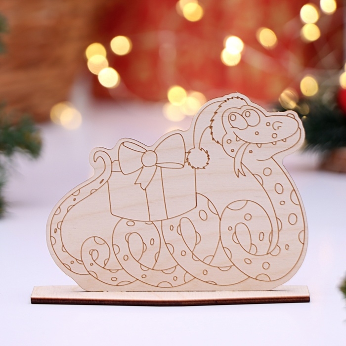 Декоративная подставка Декоративная подставка "Змея с подарком 2025", 12,5 х 9,3 х 5 см