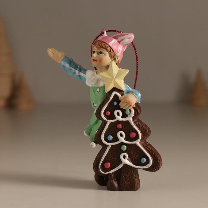 Сувенир полистоун подвеска  Сувенир полистоун подвеска "Новогодний эльф с имбирной ёлкой" 8х4х10,5 см